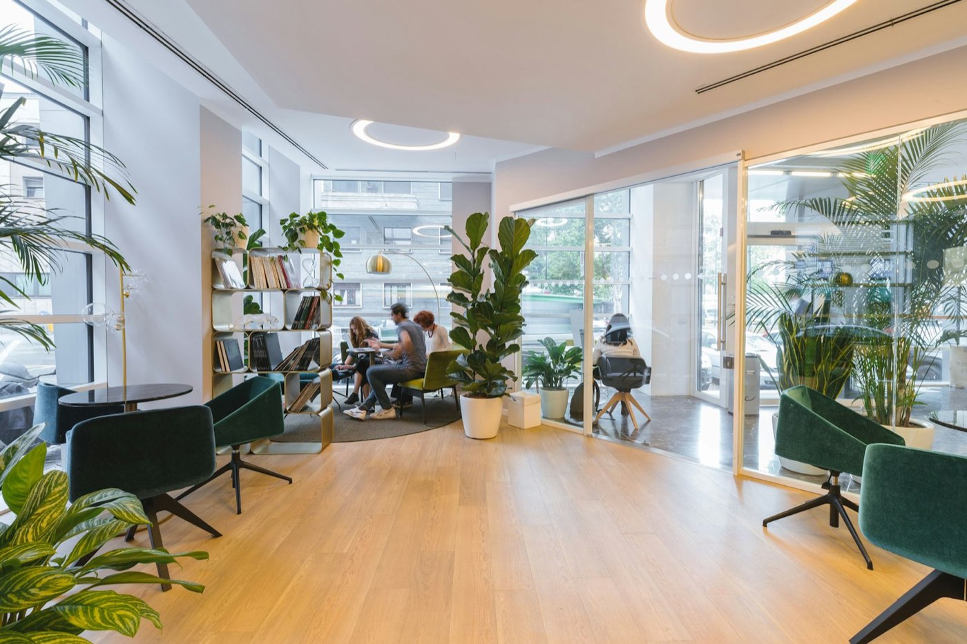 Interior de edificio corporativo moderno